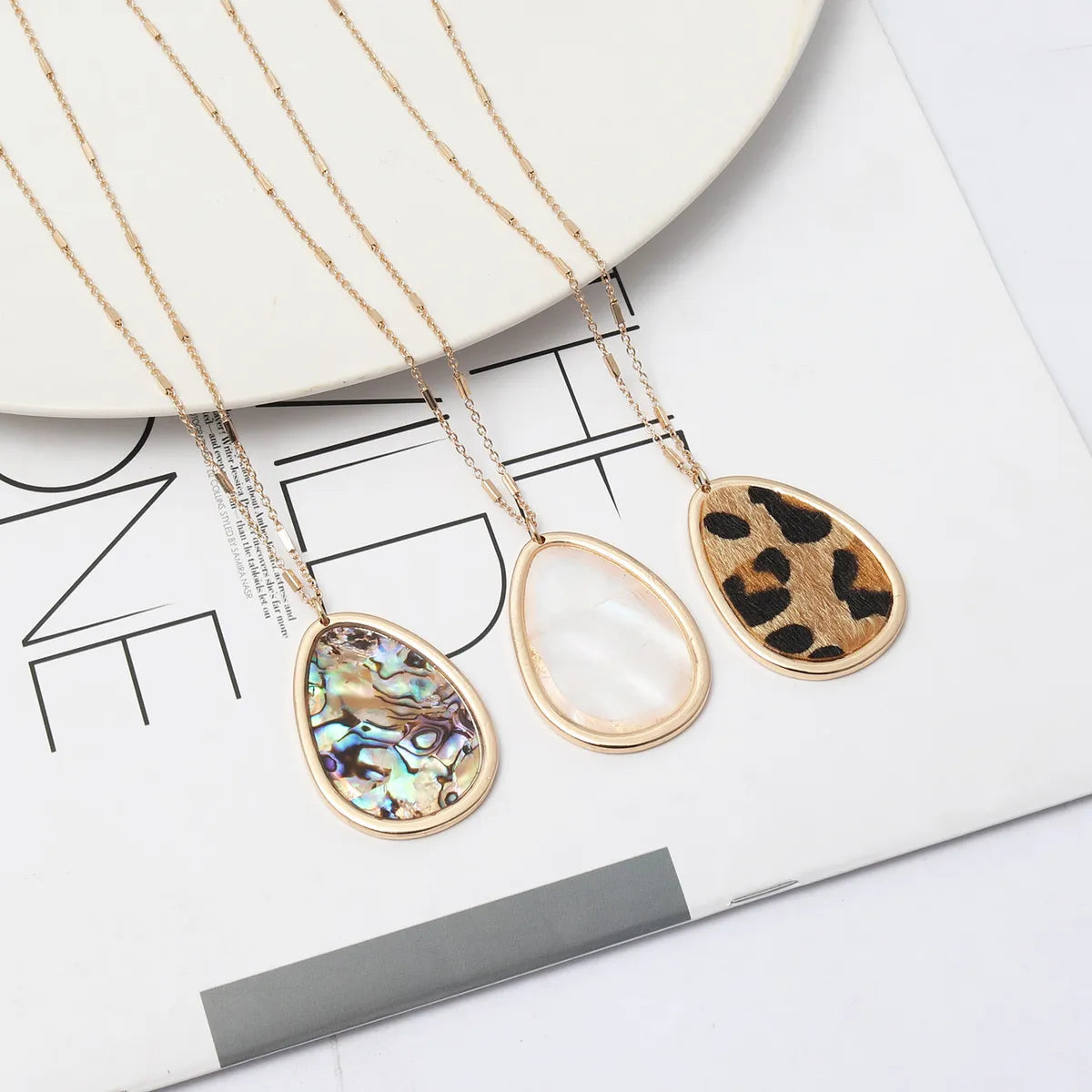 Women’s layered gold necklaces-1 Piece Retro Geometric Leopard Alloy Inlay Shell Women's Pendant Necklace