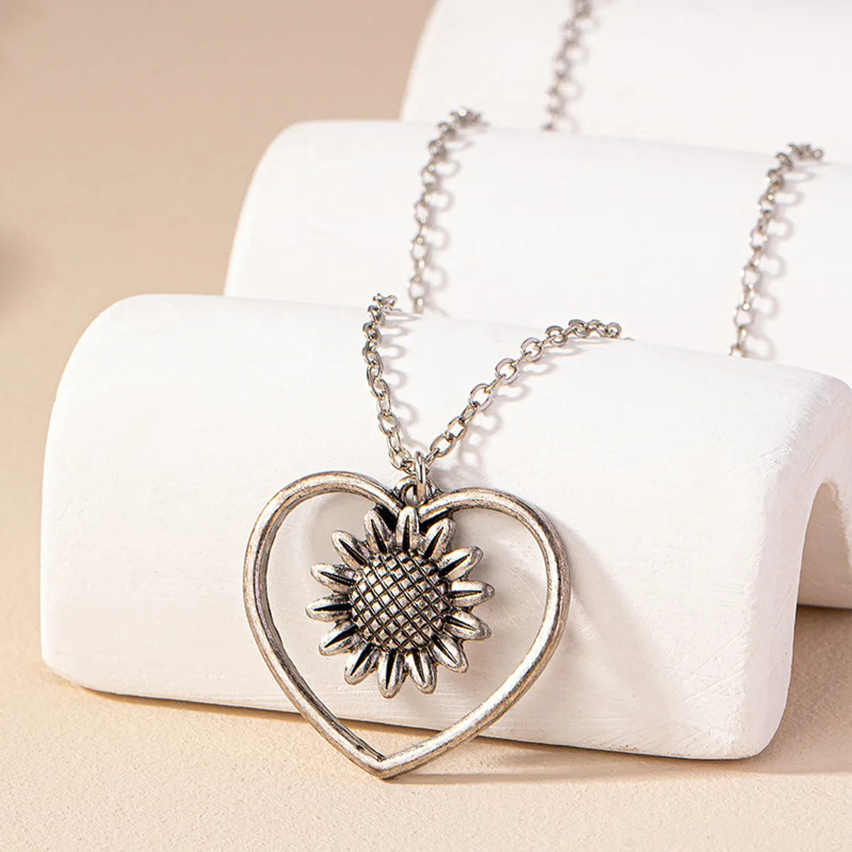 Women’s layered necklaces-Retro Heart Shape Alloy Plating Women's Pendant Necklace