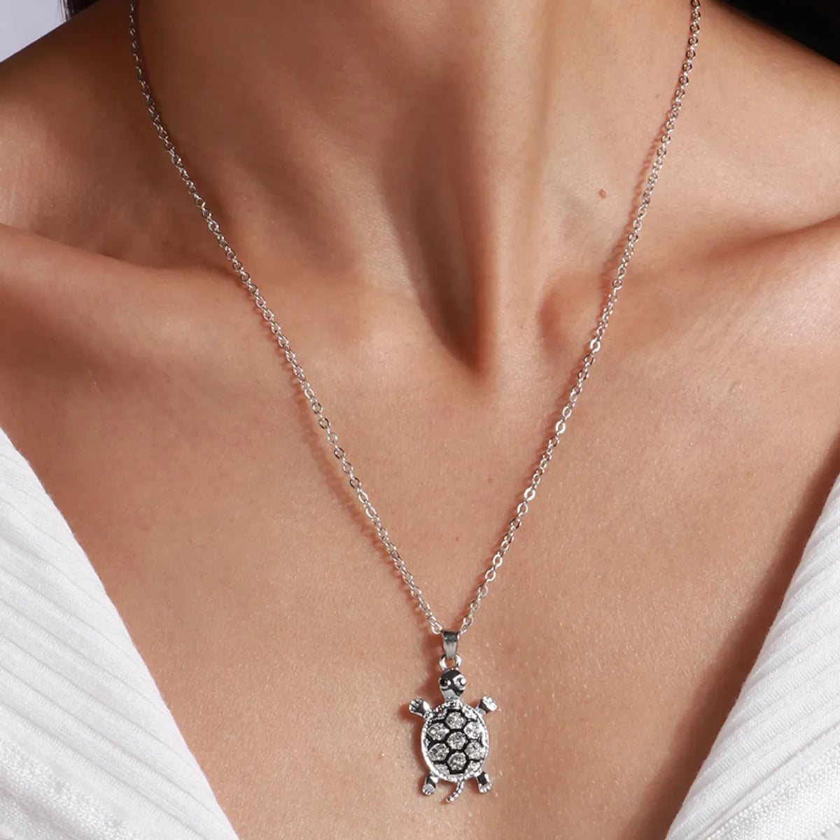 Women’s romantic necklaces-Fashion Tortoise Alloy Inlay Rhinestone Pendant Necklace